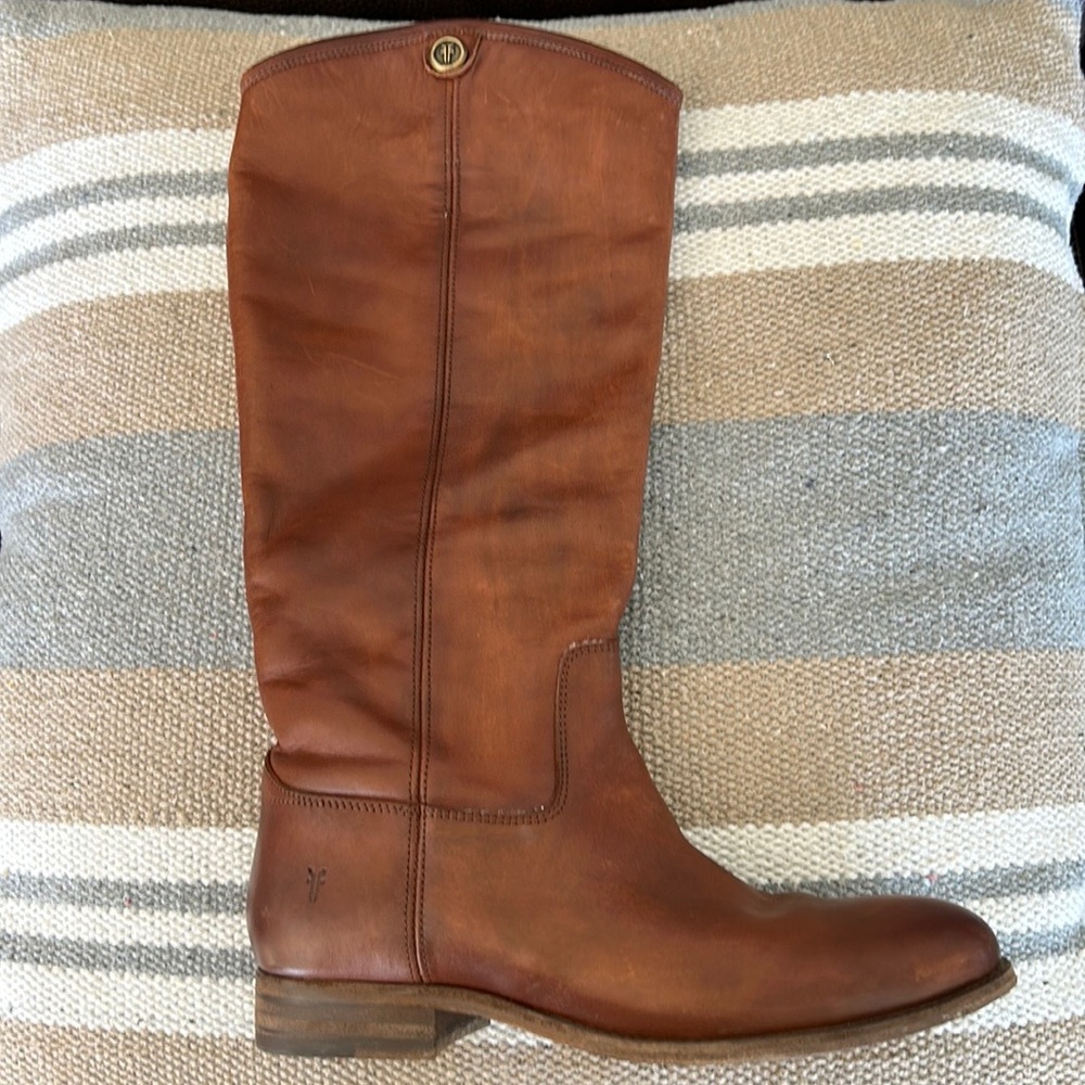 Women’s FRYE 7.5B Cognac Leather pull on boots Leather lined. Great condition